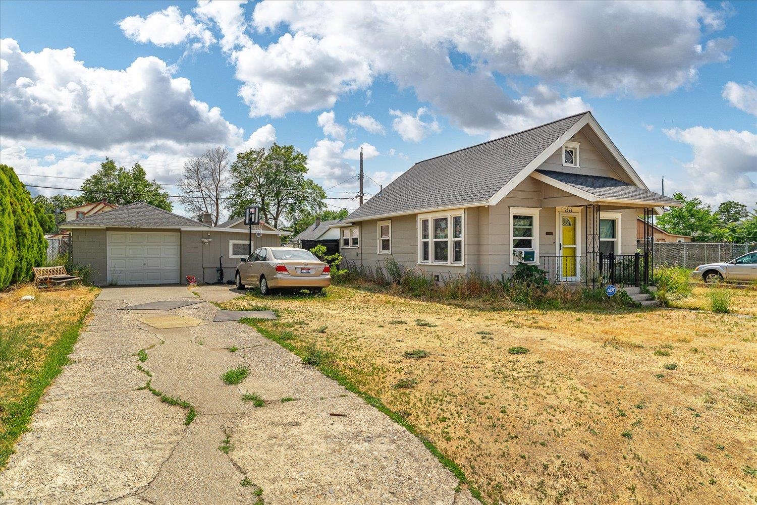 2324 E Rowan Ave