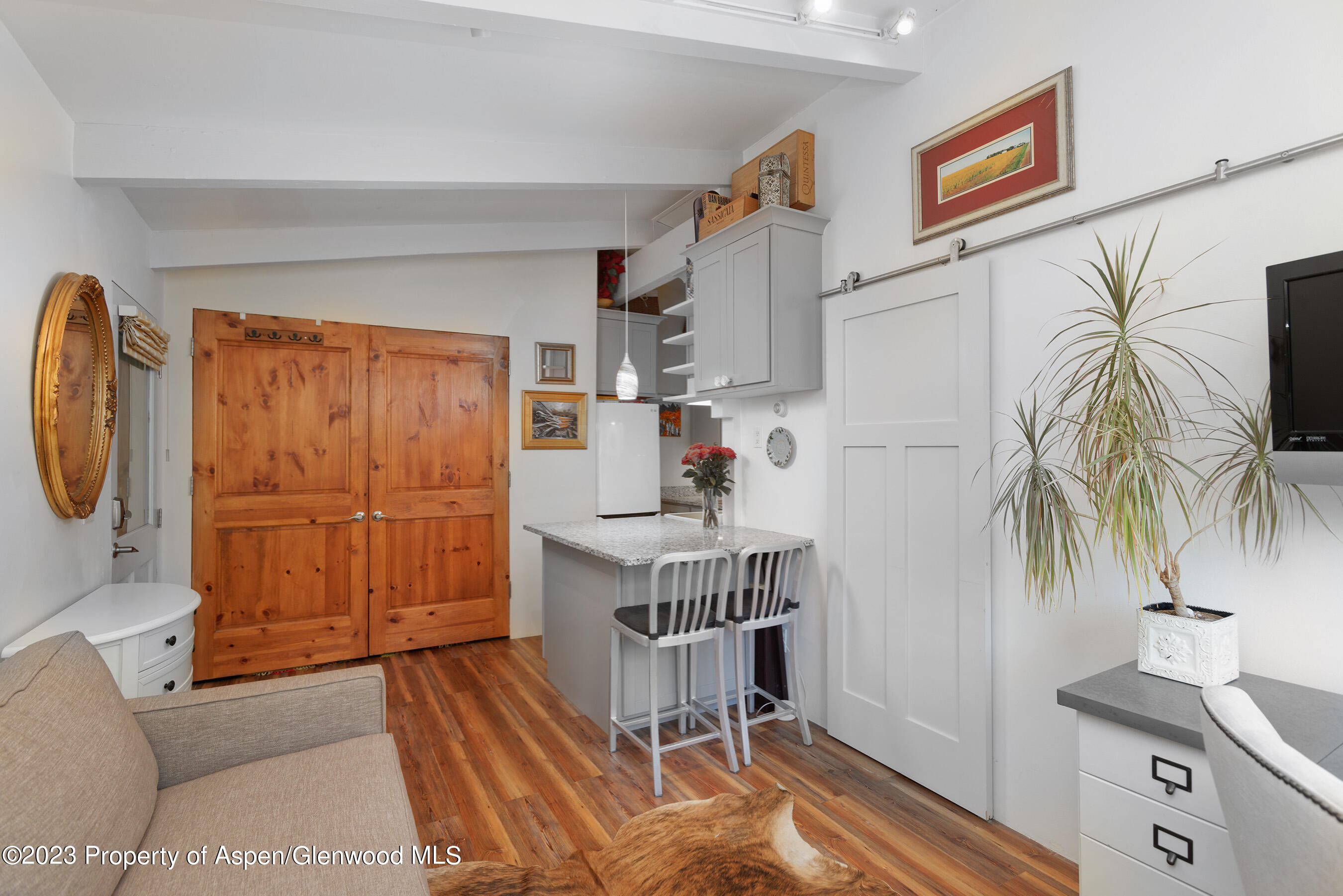 710 W Hopkins Avenue, 15