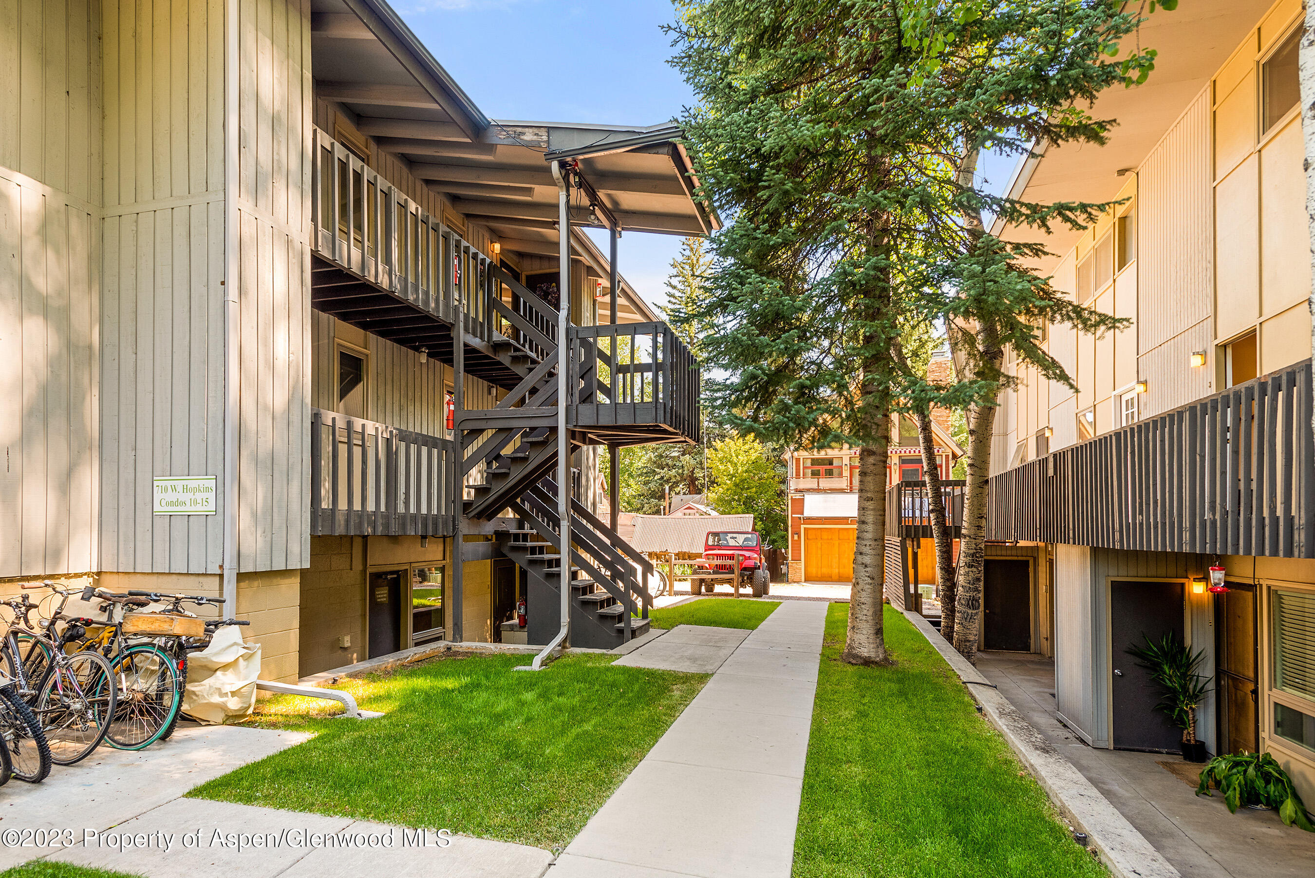 710 W Hopkins Avenue, 15