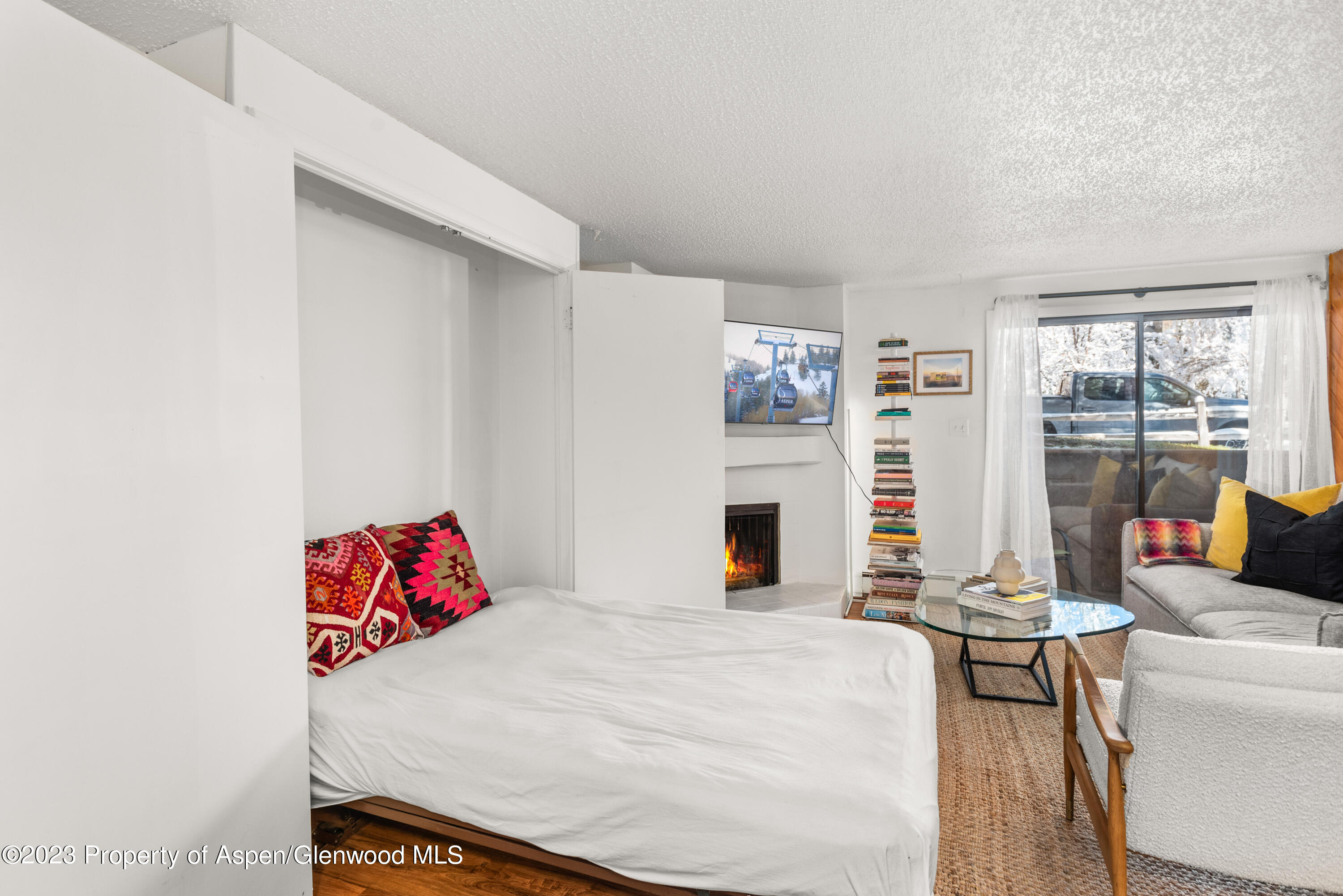 935 E Hopkins Avenue, 1