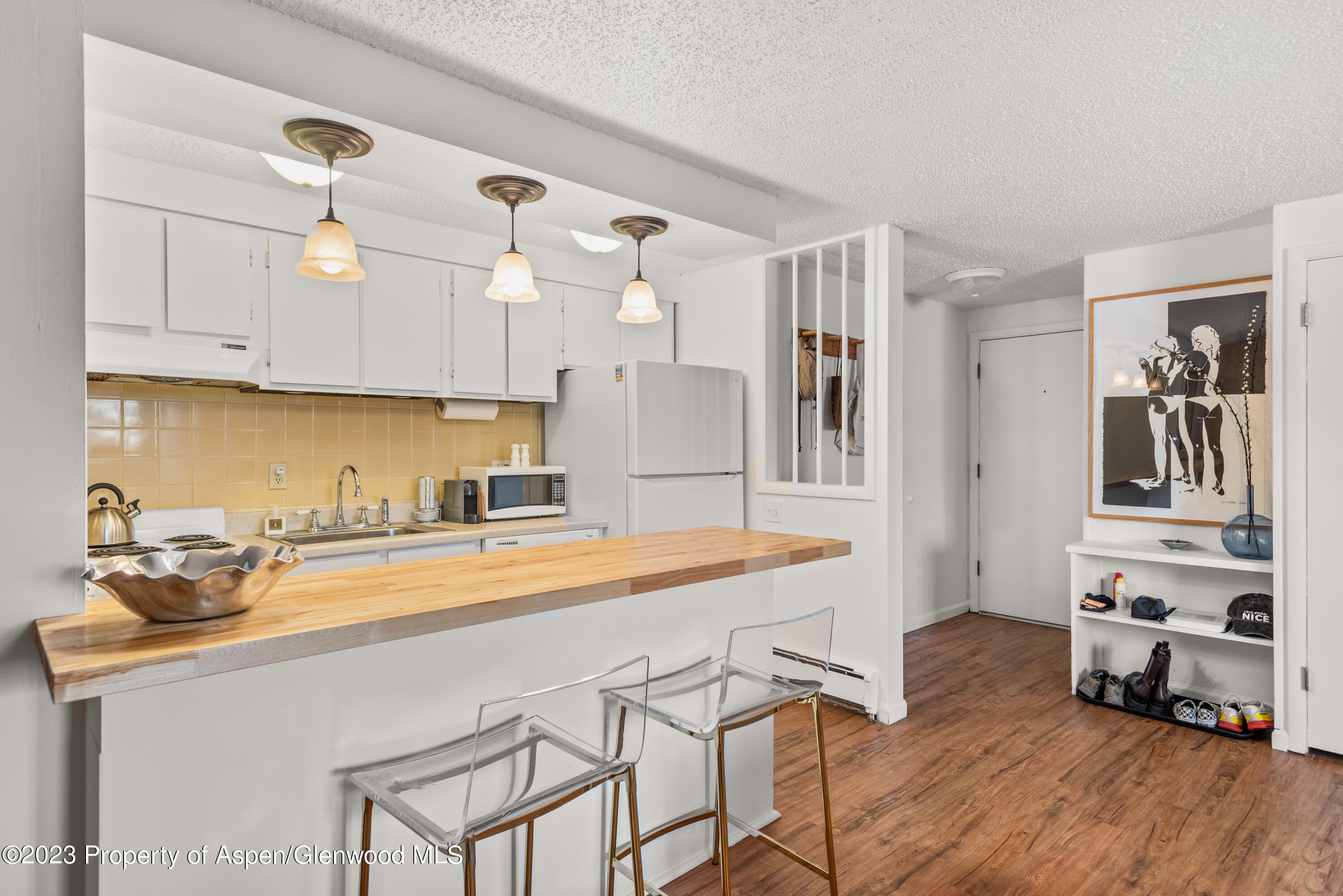 935 E Hopkins Avenue, 1