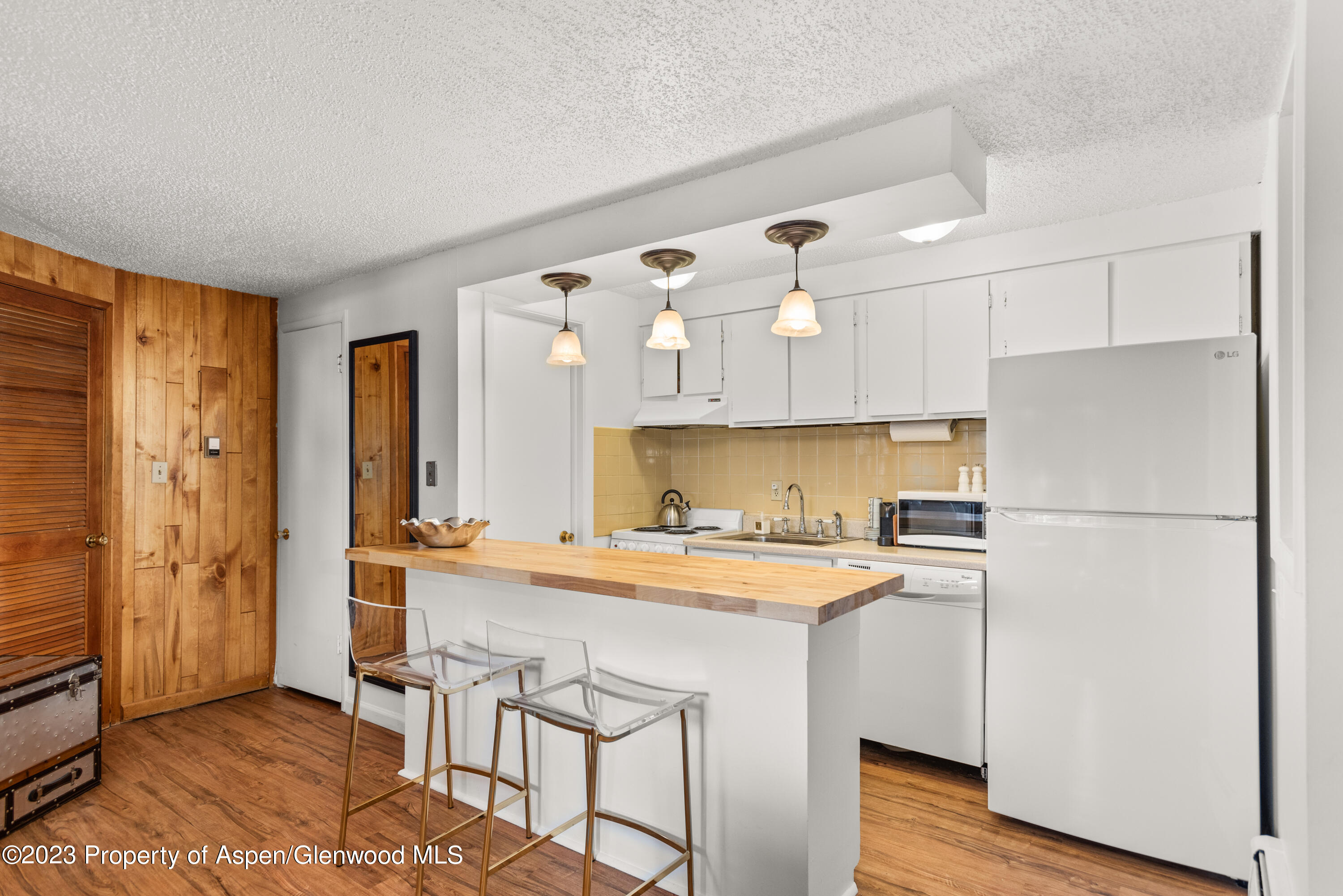 935 E Hopkins Avenue, 1