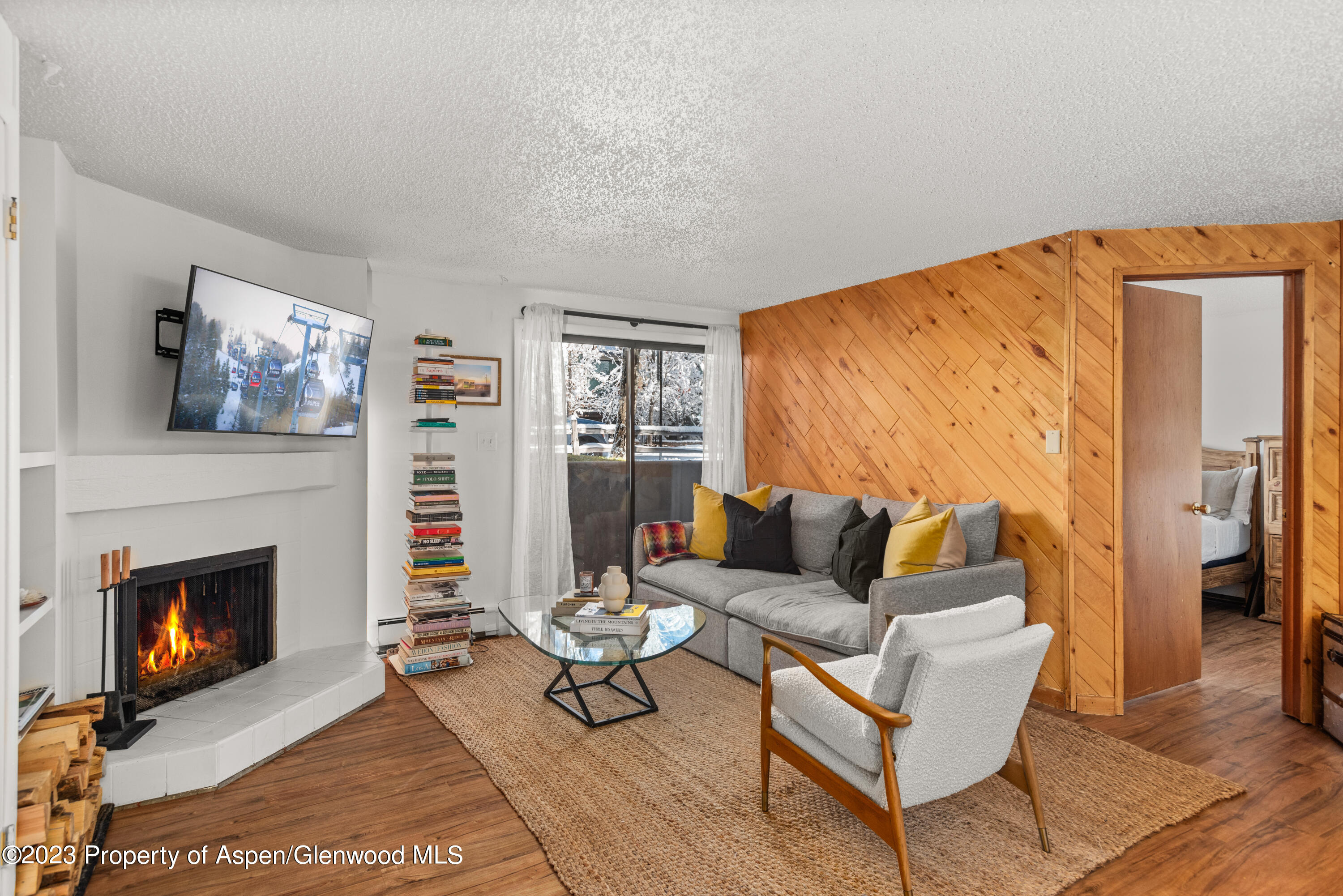 935 E Hopkins Avenue, 1