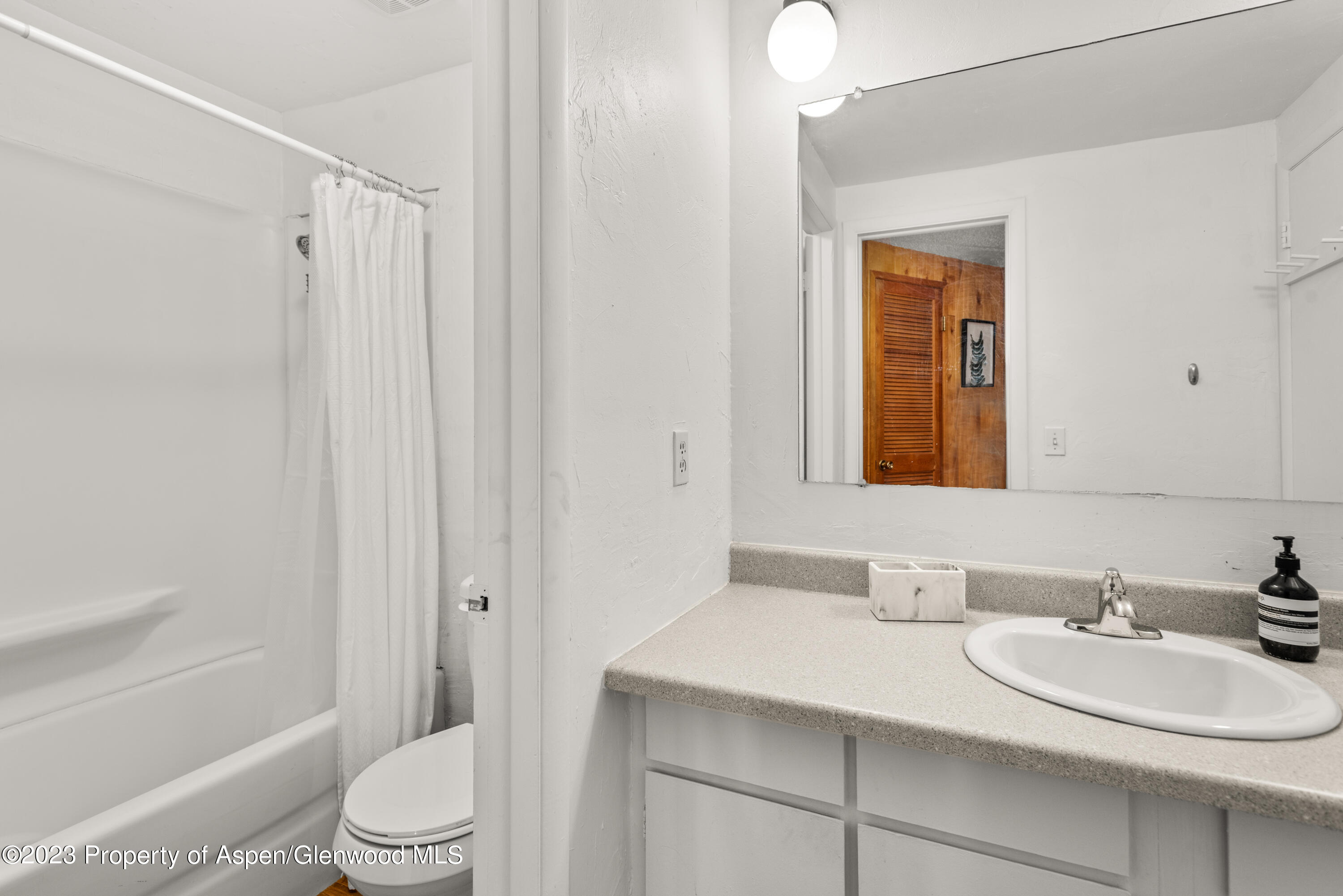 935 E Hopkins Avenue, 1