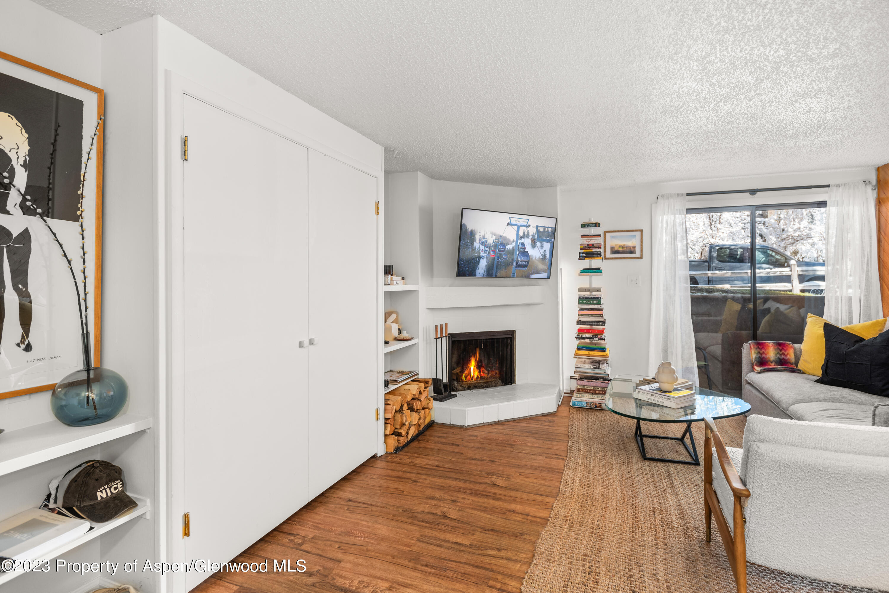 935 E Hopkins Avenue, 1