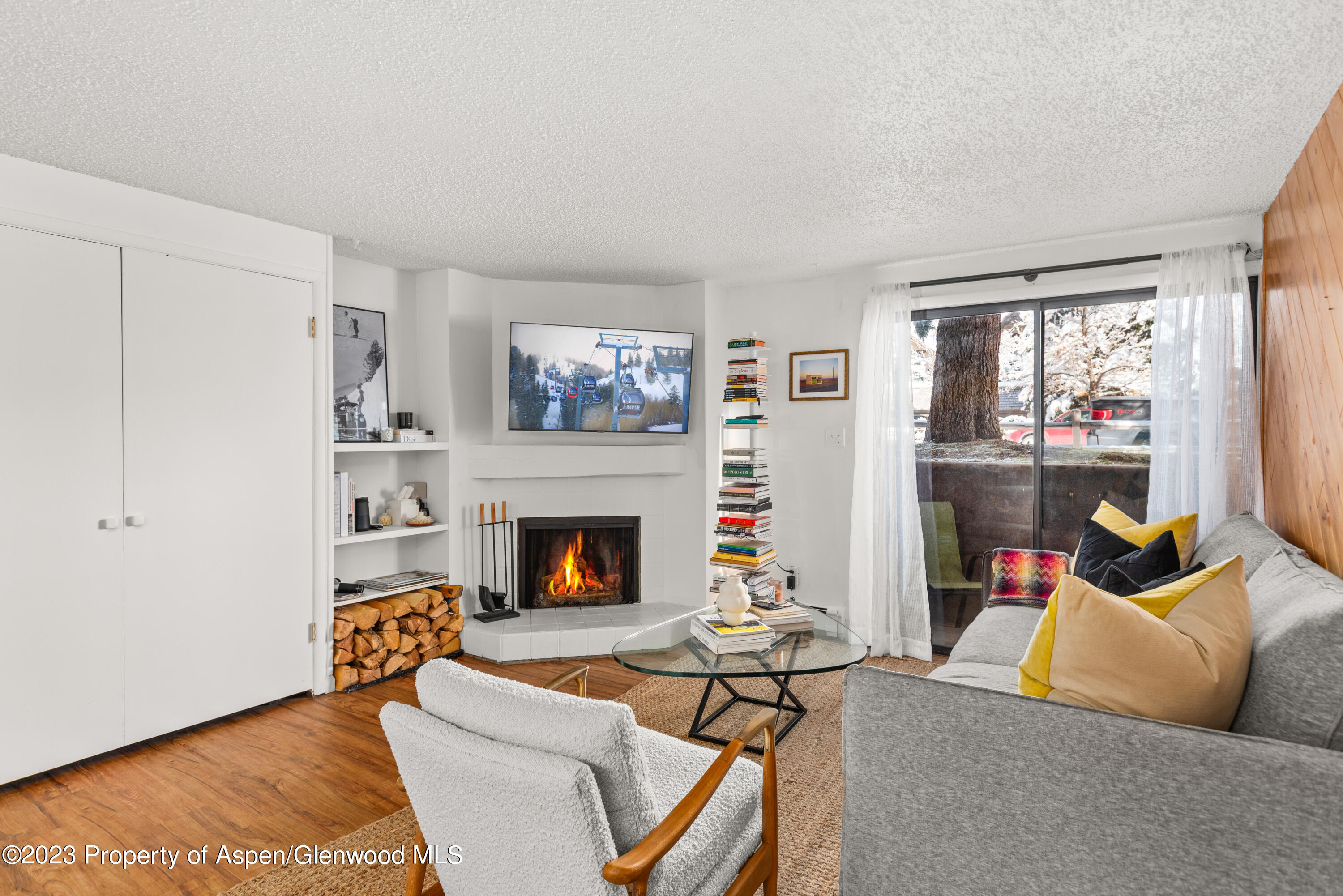 935 E Hopkins Avenue, 1