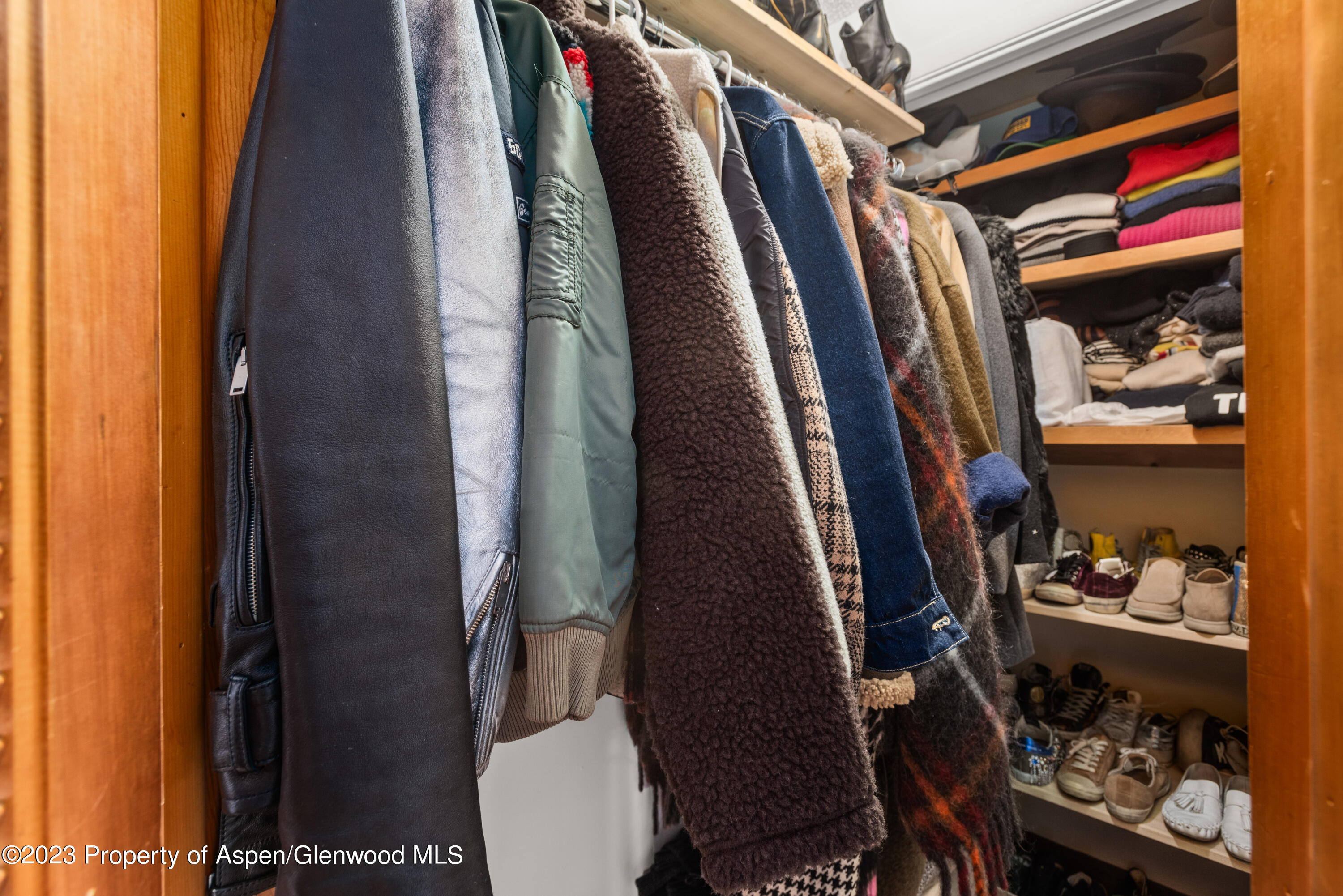 935 E Hopkins Avenue, 1