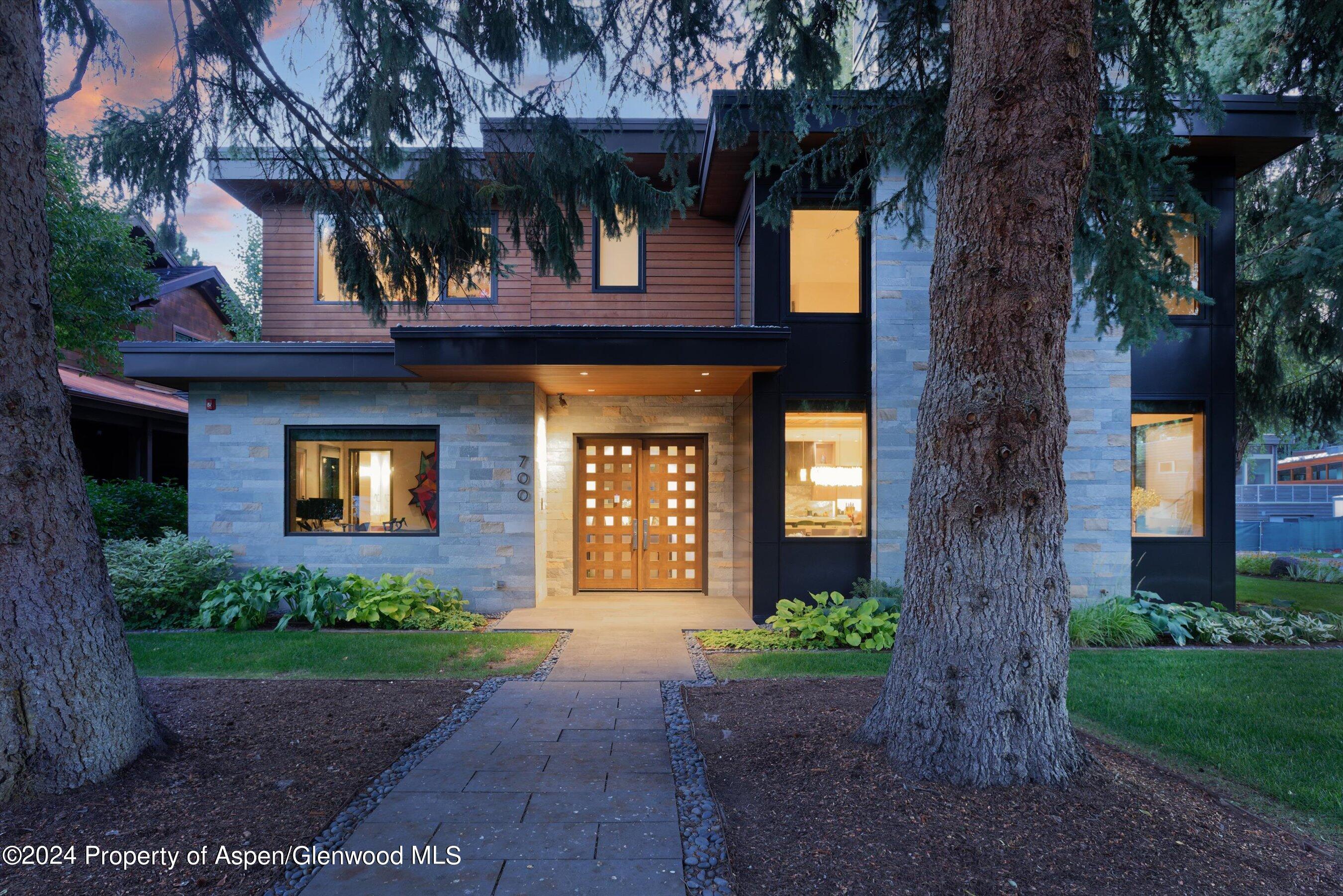 700 W Smuggler Street