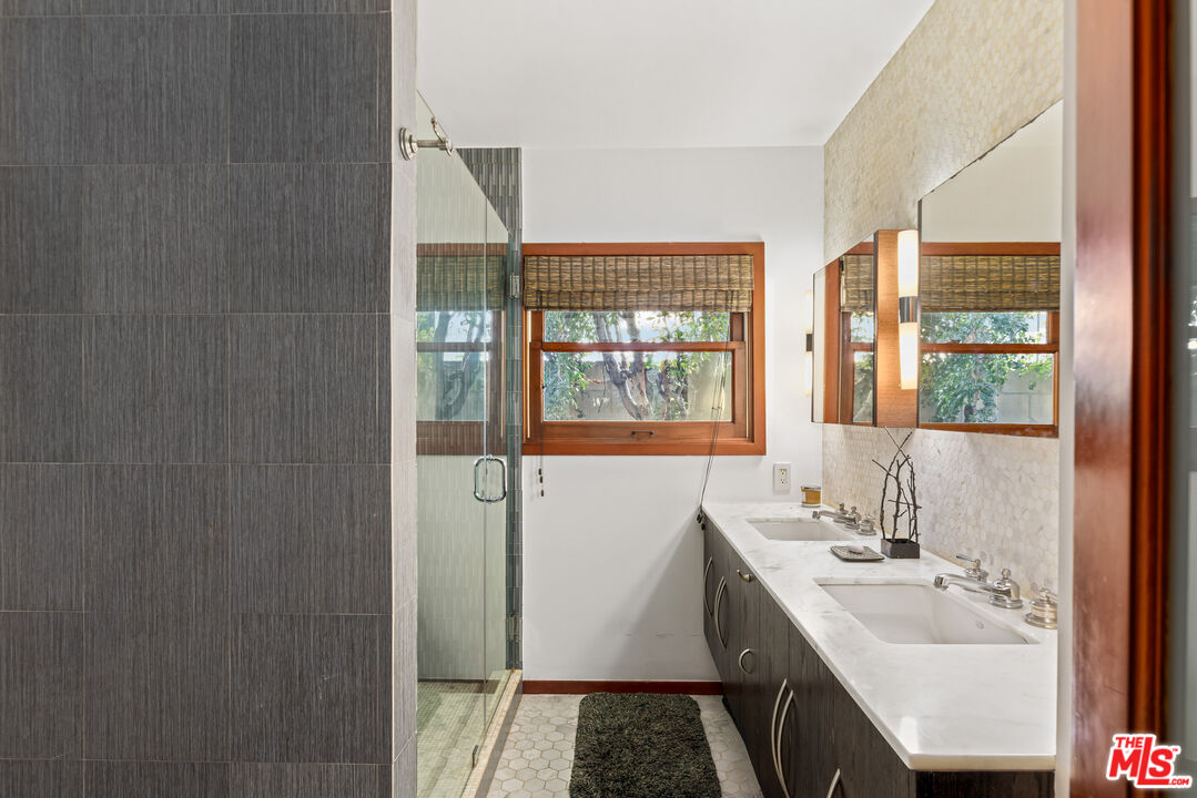 1122 San Vicente Blvd