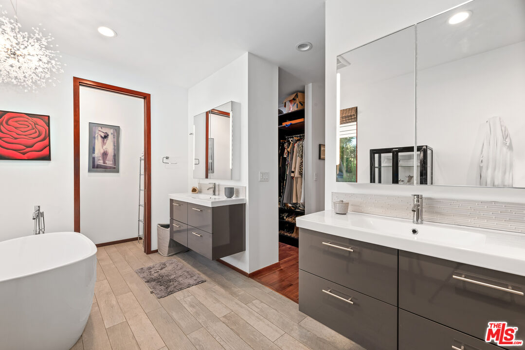 1122 San Vicente Blvd