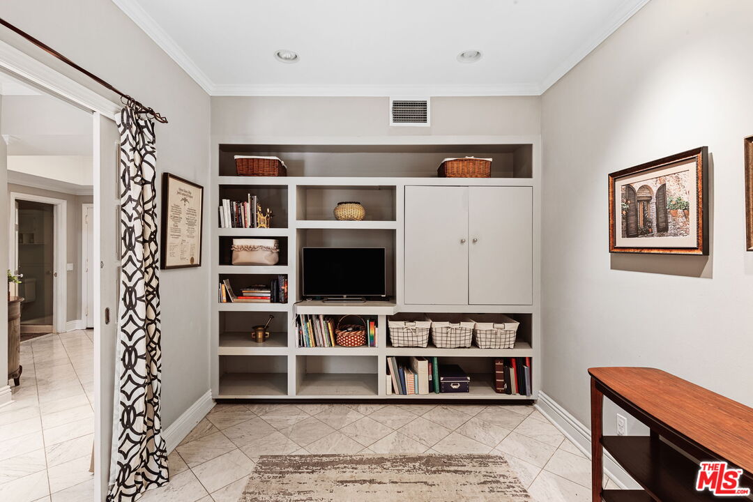 1124 N Kings Rd Unit: 202