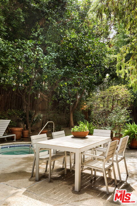 1124 N Kings Rd Unit: 202