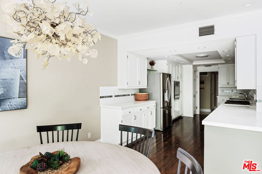 1124 N Kings Rd Unit: 202