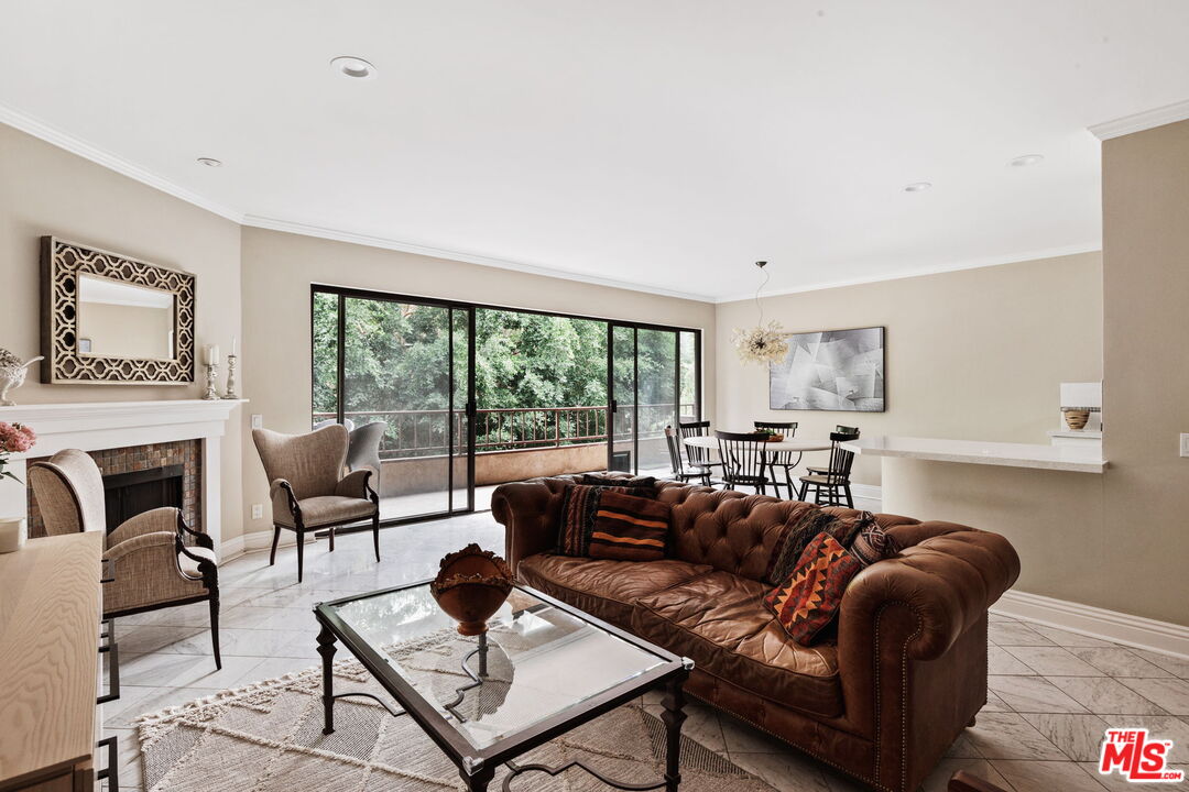 1124 N Kings Rd Unit: 202