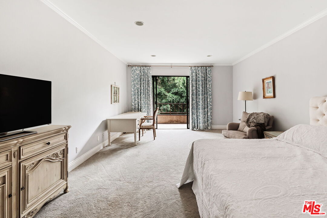 1124 N Kings Rd Unit: 202