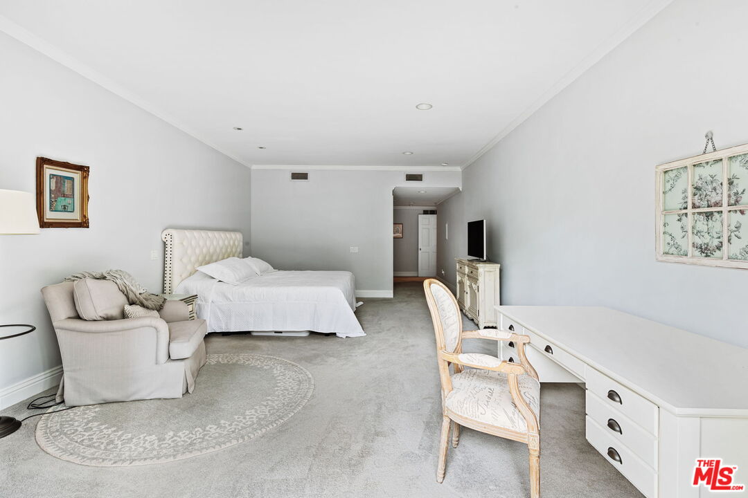 1124 N Kings Rd Unit: 202