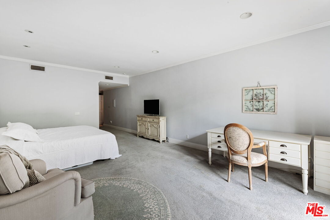 1124 N Kings Rd Unit: 202