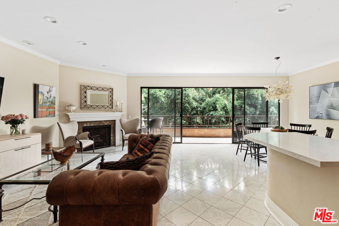 1124 N Kings Rd Unit: 202