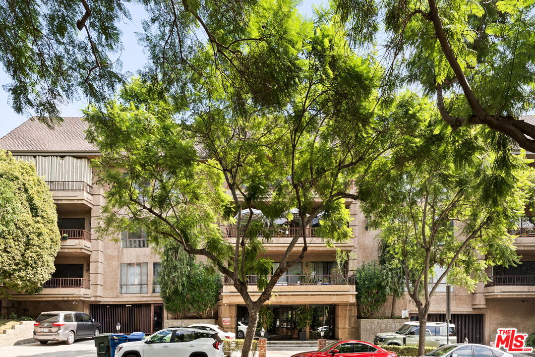 1124 N Kings Rd Unit: 202