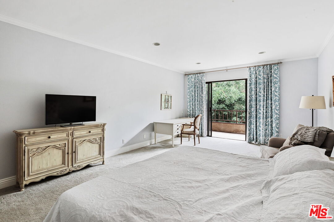 1124 N Kings Rd Unit: 202