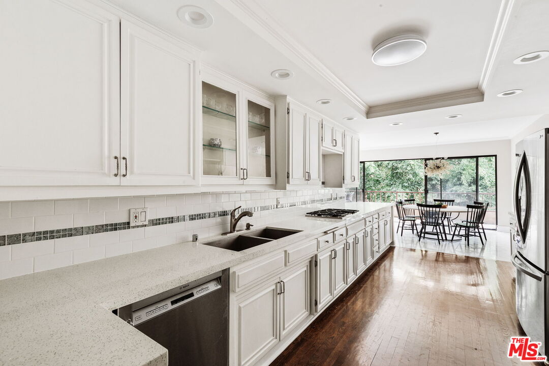 1124 N Kings Rd Unit: 202