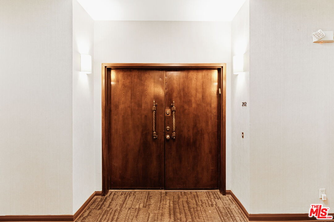 1124 N Kings Rd Unit: 202