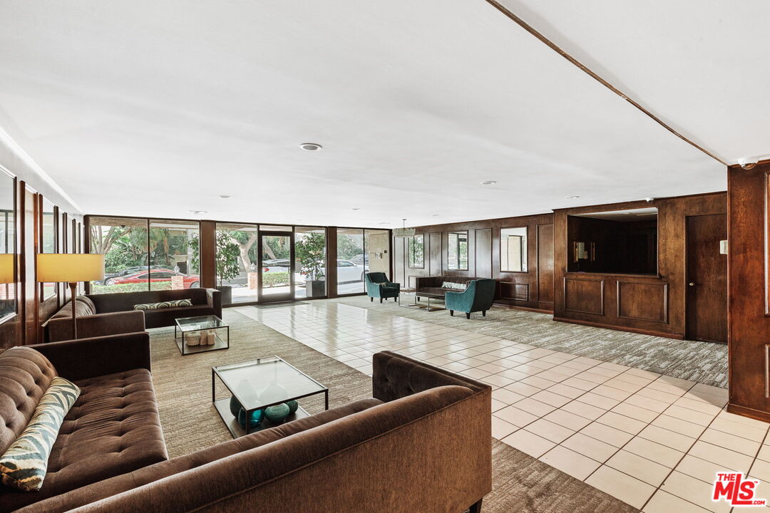 1124 N Kings Rd Unit: 202