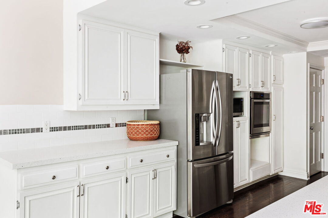 1124 N Kings Rd Unit: 202