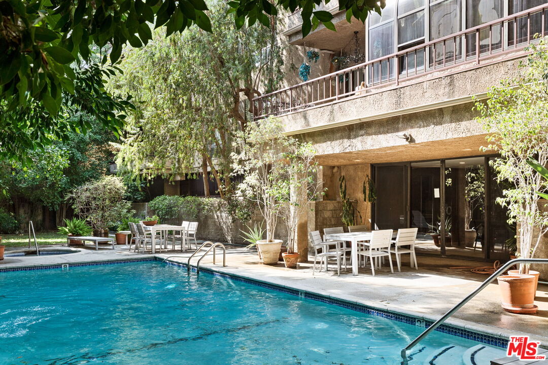 1124 N Kings Rd Unit: 202