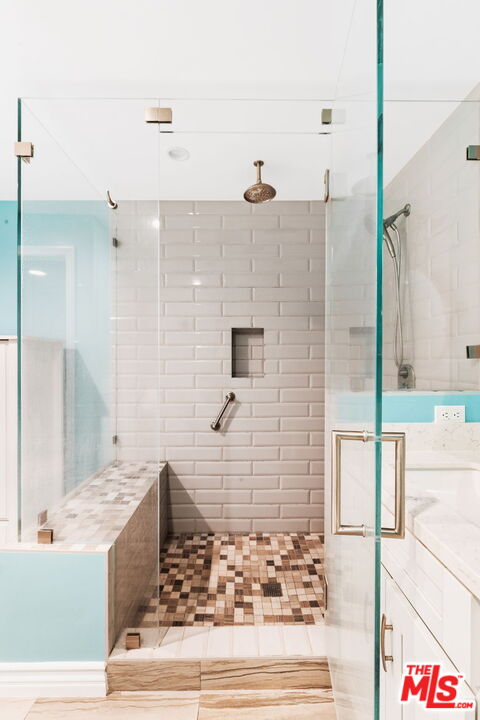 1124 N Kings Rd Unit: 202