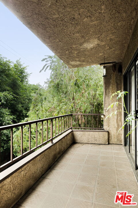 1124 N Kings Rd Unit: 202