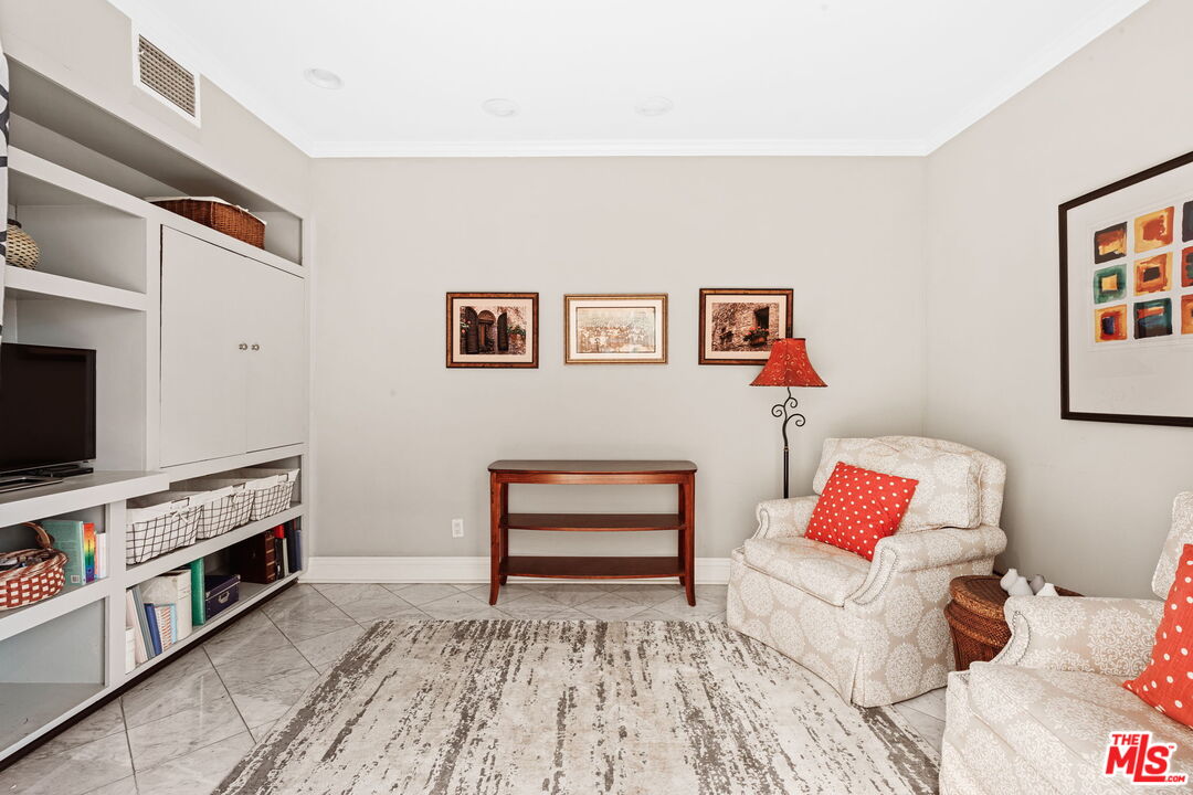 1124 N Kings Rd Unit: 202