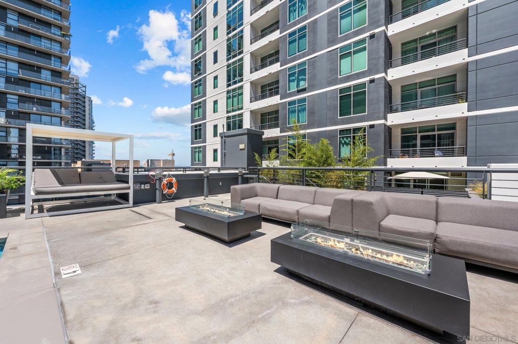 425 W Beech St 804