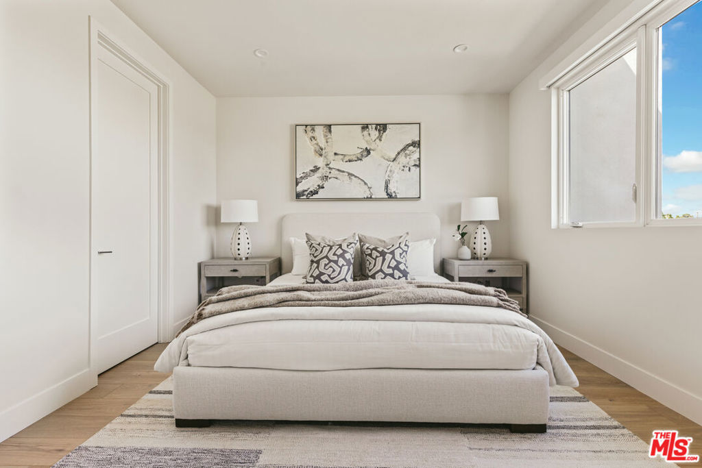 3218 S Barrington Avenue