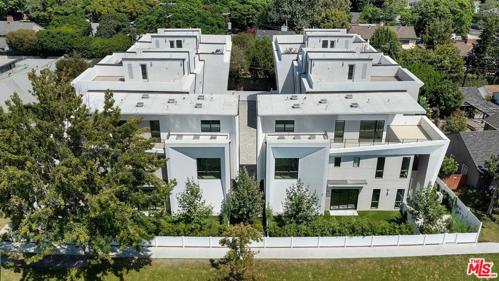 3218 S Barrington Avenue