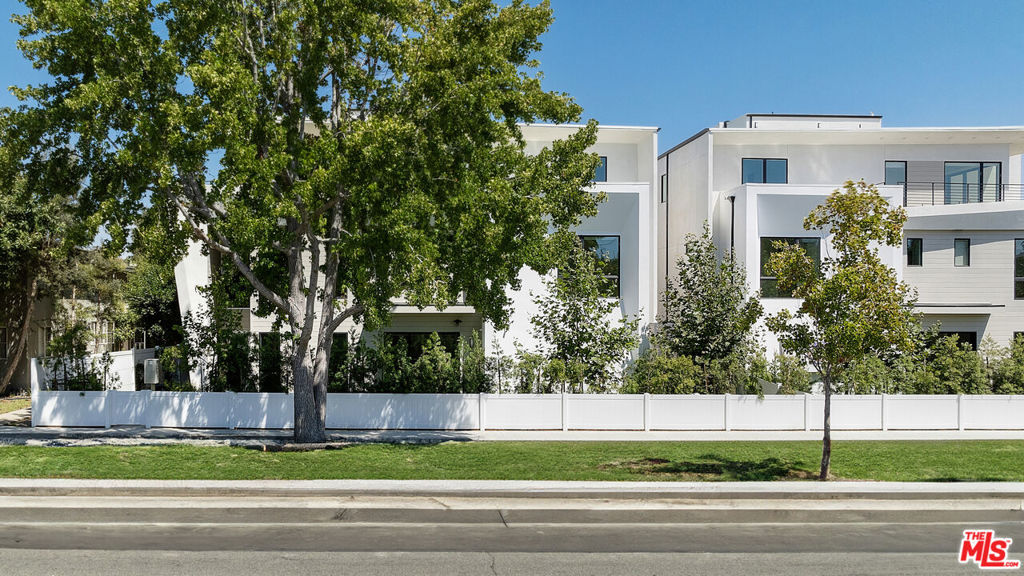 3218 S Barrington Avenue