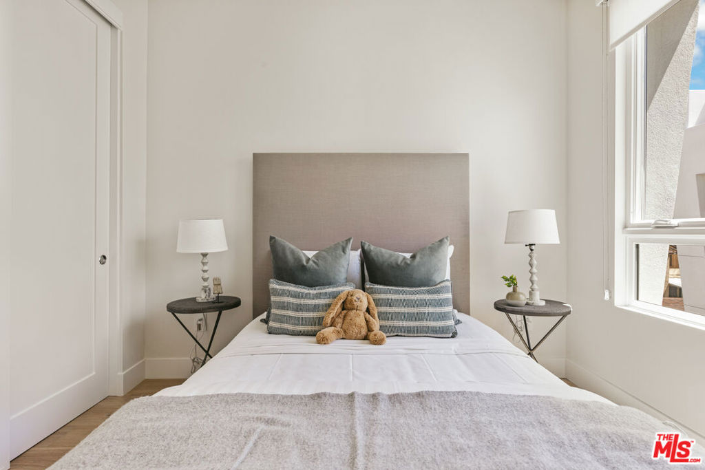 3220 S Barrington Avenue