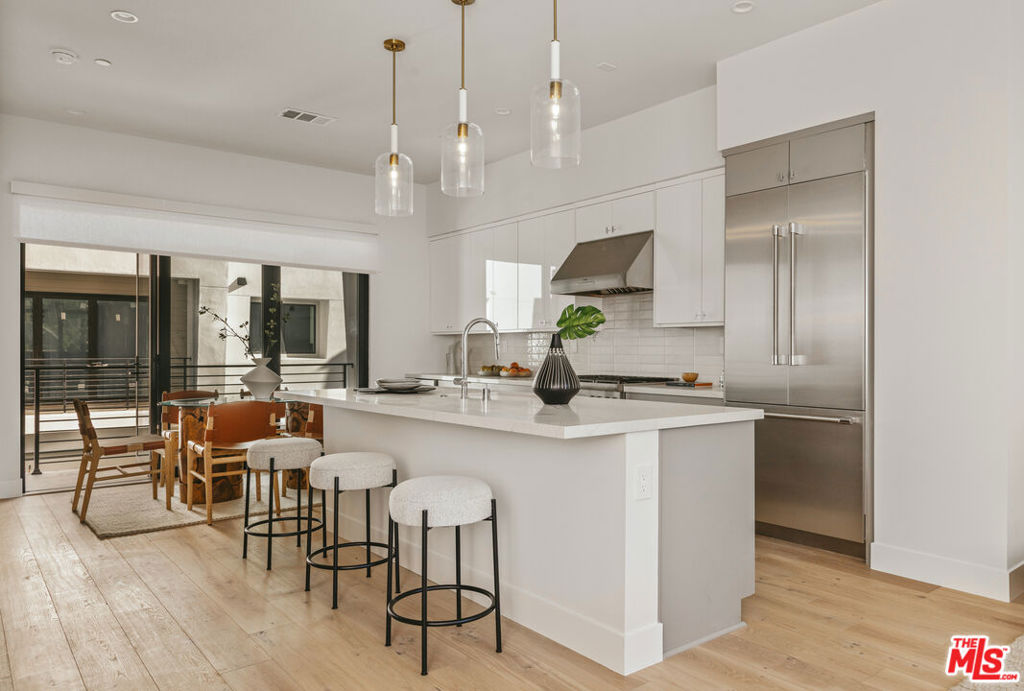 3220 S Barrington Avenue