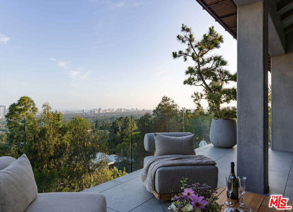 9360 Readcrest Drive