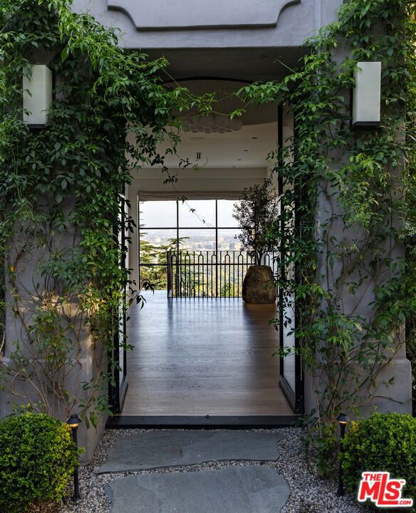 9360 Readcrest Drive