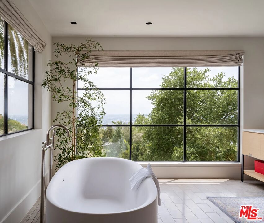 9360 Readcrest Drive