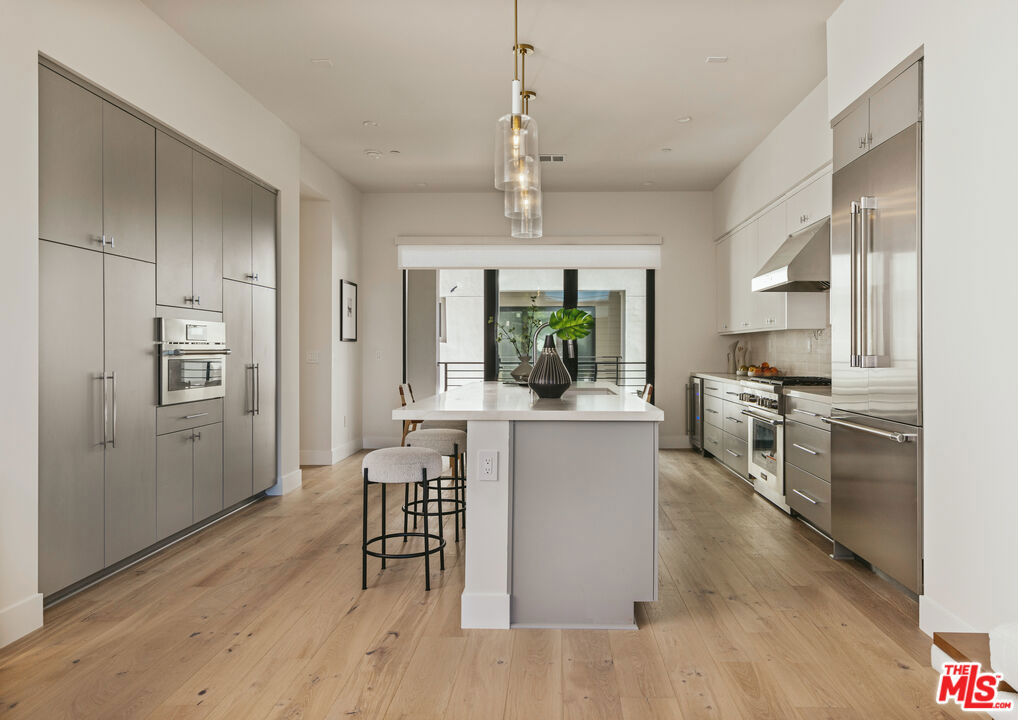 3218 S Barrington Avenue