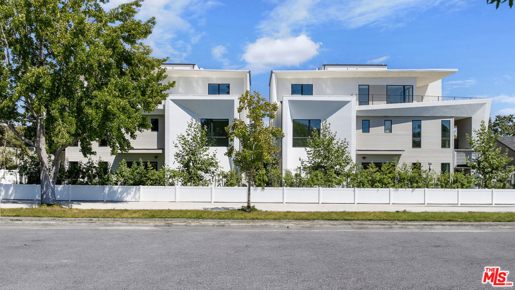 3218 S Barrington Avenue