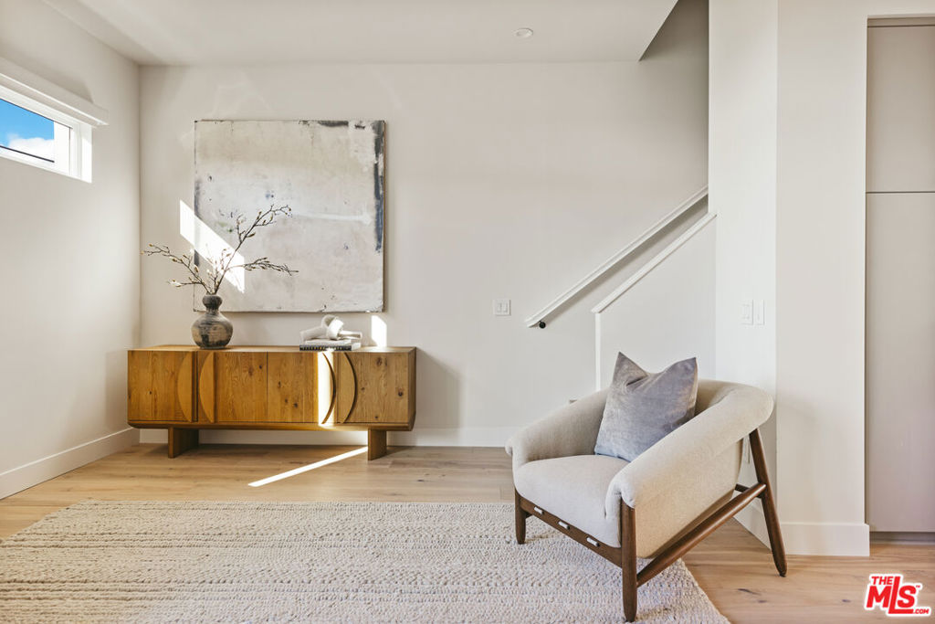 3218 S Barrington Avenue