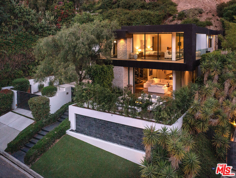 1424 Rising Glen Road