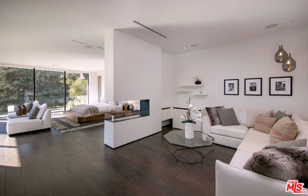 1424 Rising Glen Road