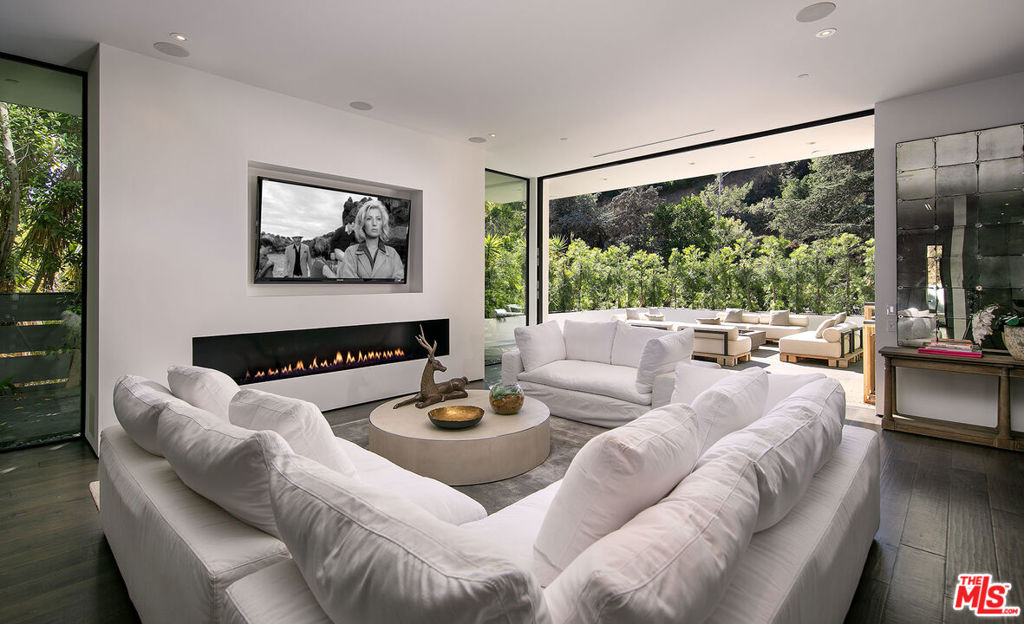 1424 Rising Glen Road