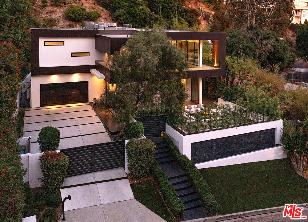 1424 Rising Glen Road