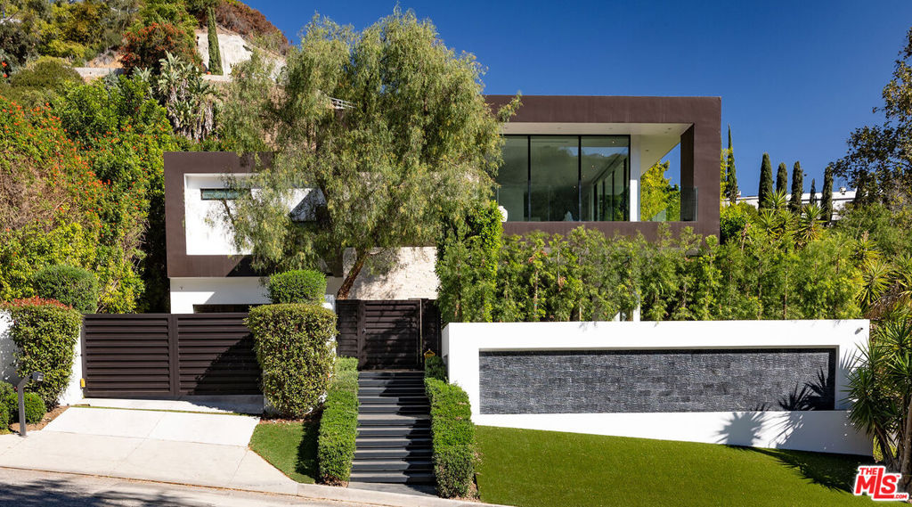 1424 Rising Glen Road