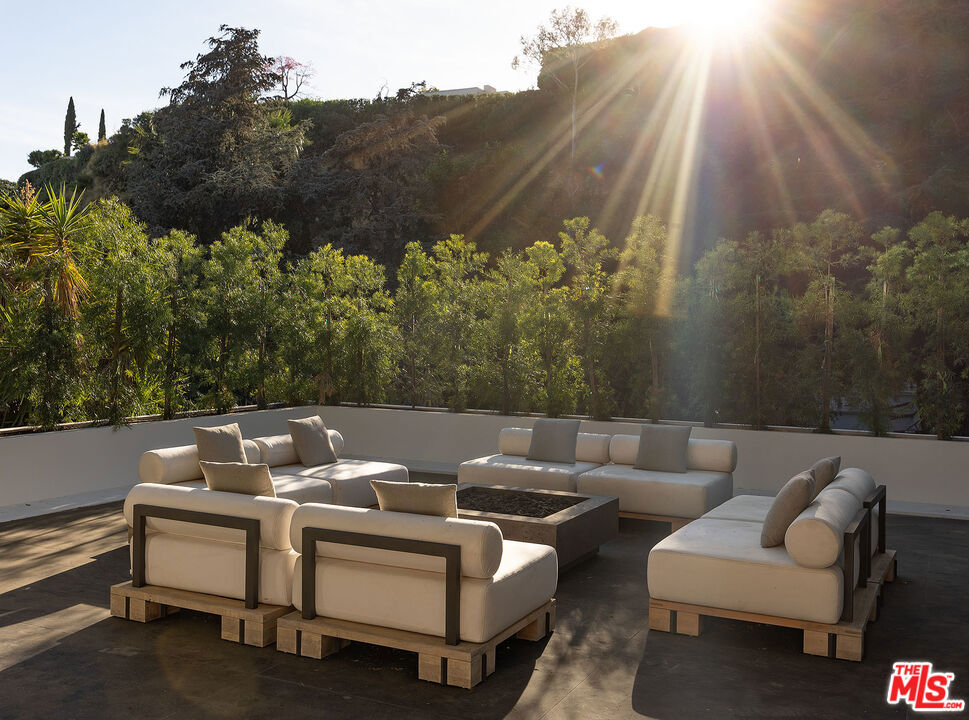 1424 Rising Glen Road